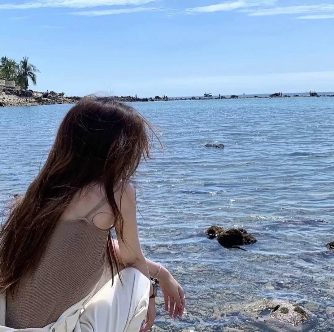 葡萄架下的女神